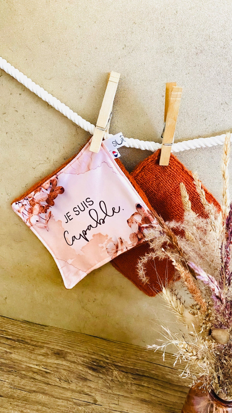 Lingette lavable modèle beige avec le message Je suis capable, suspendue avec une pince à linge.