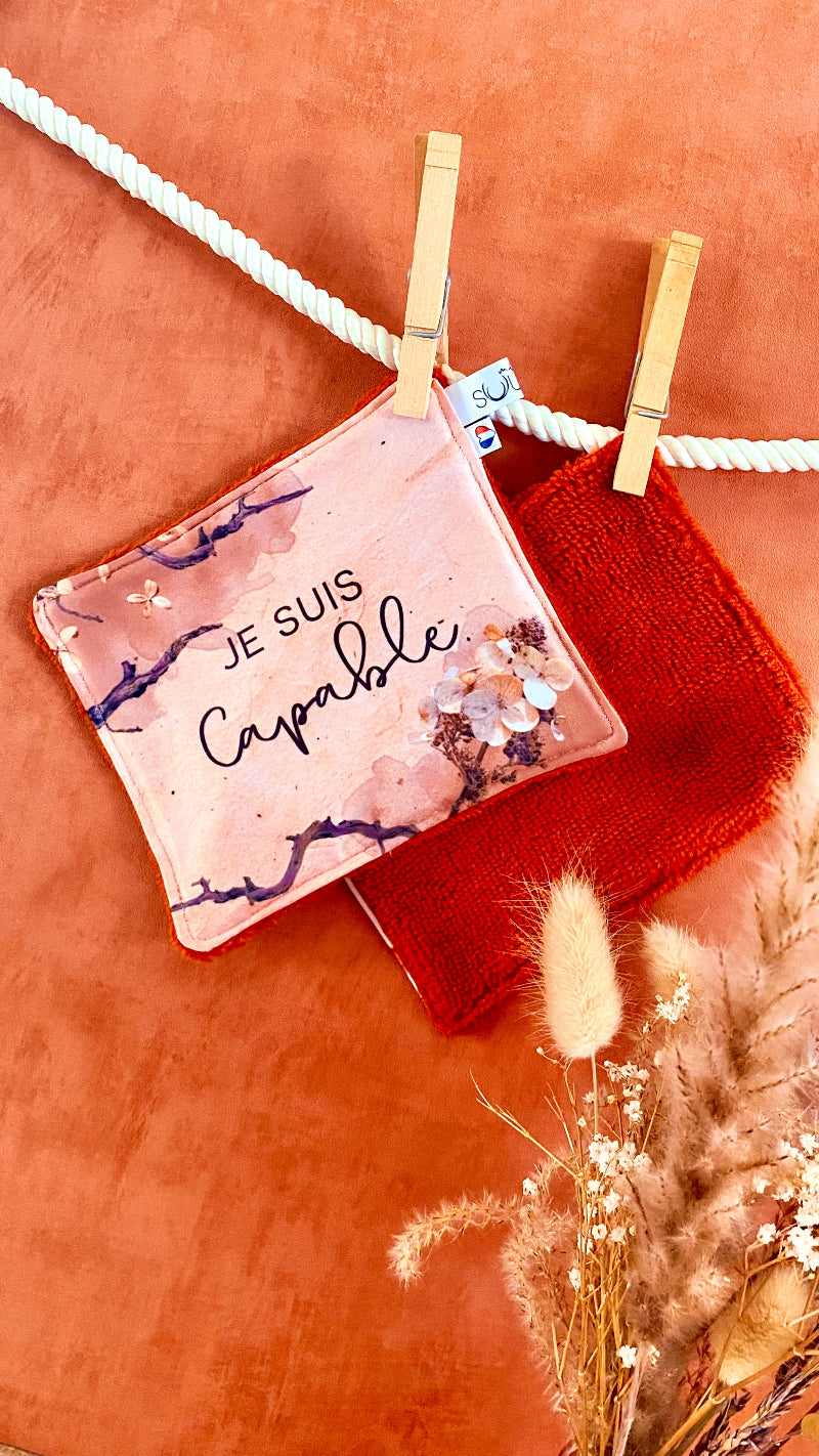  Lingette lavable modèle terracotta avec le message Je suis capable, suspendue avec une pince à linge.
