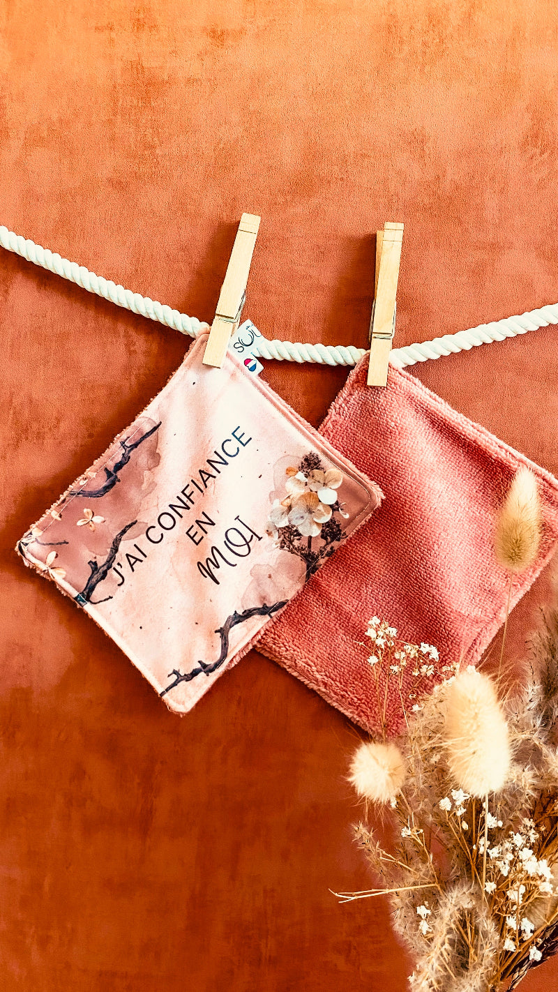 Lingette lavable modèle terracotta avec le message J'ai confiance en moi, suspendue avec une pince à linge.