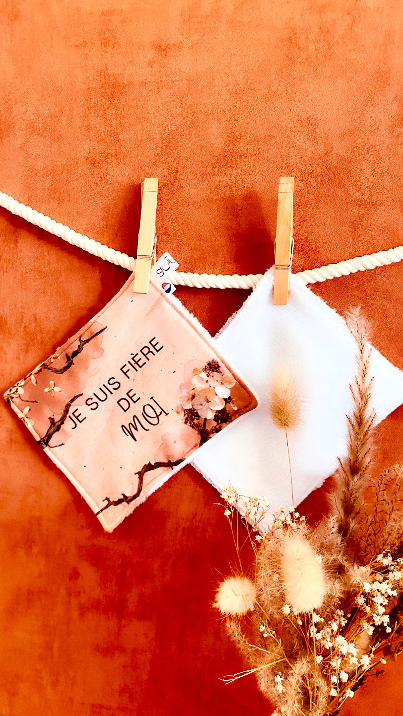 Lingette lavable modèle terracotta avec le message Je suis fière de moi, suspendue avec une pince à linge.