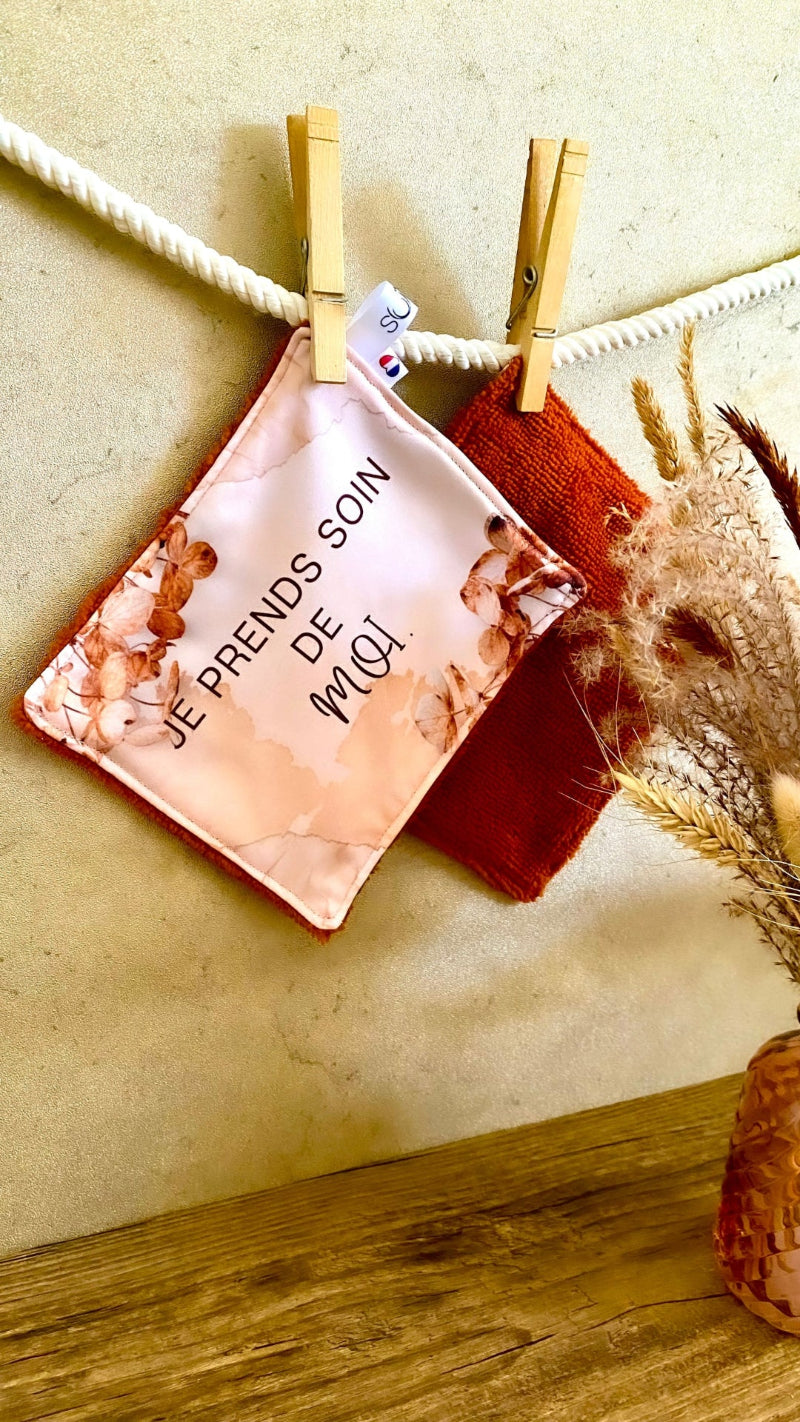 Lingette lavable modèle beige avec le message Je prends soin de moi, suspendue avec une pince à linge.