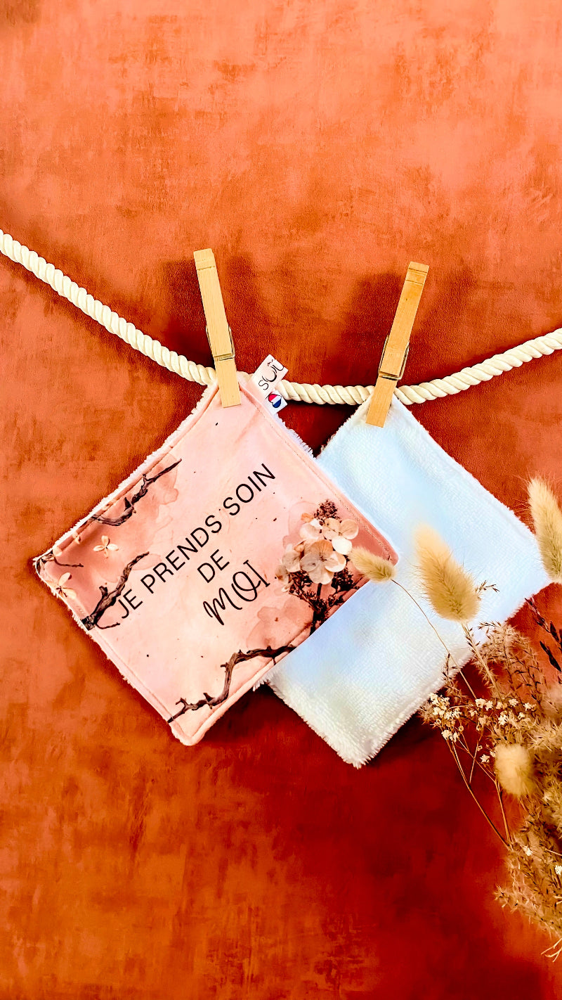 Lingette lavable modèle terracotta avec le message Je prends soin de moi, suspendue avec une pince à linge.